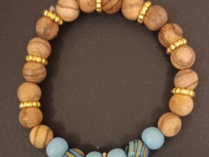 Armbånd med træperler