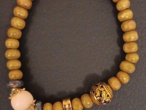 Armbånd med træperler