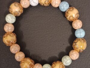 Armbånd med træperler