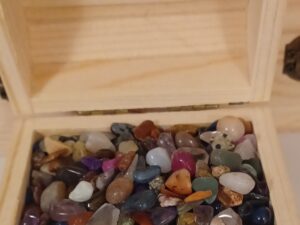 Skattekiste med mini krystaller