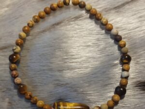 Armbånd med Tigerøje og natursten