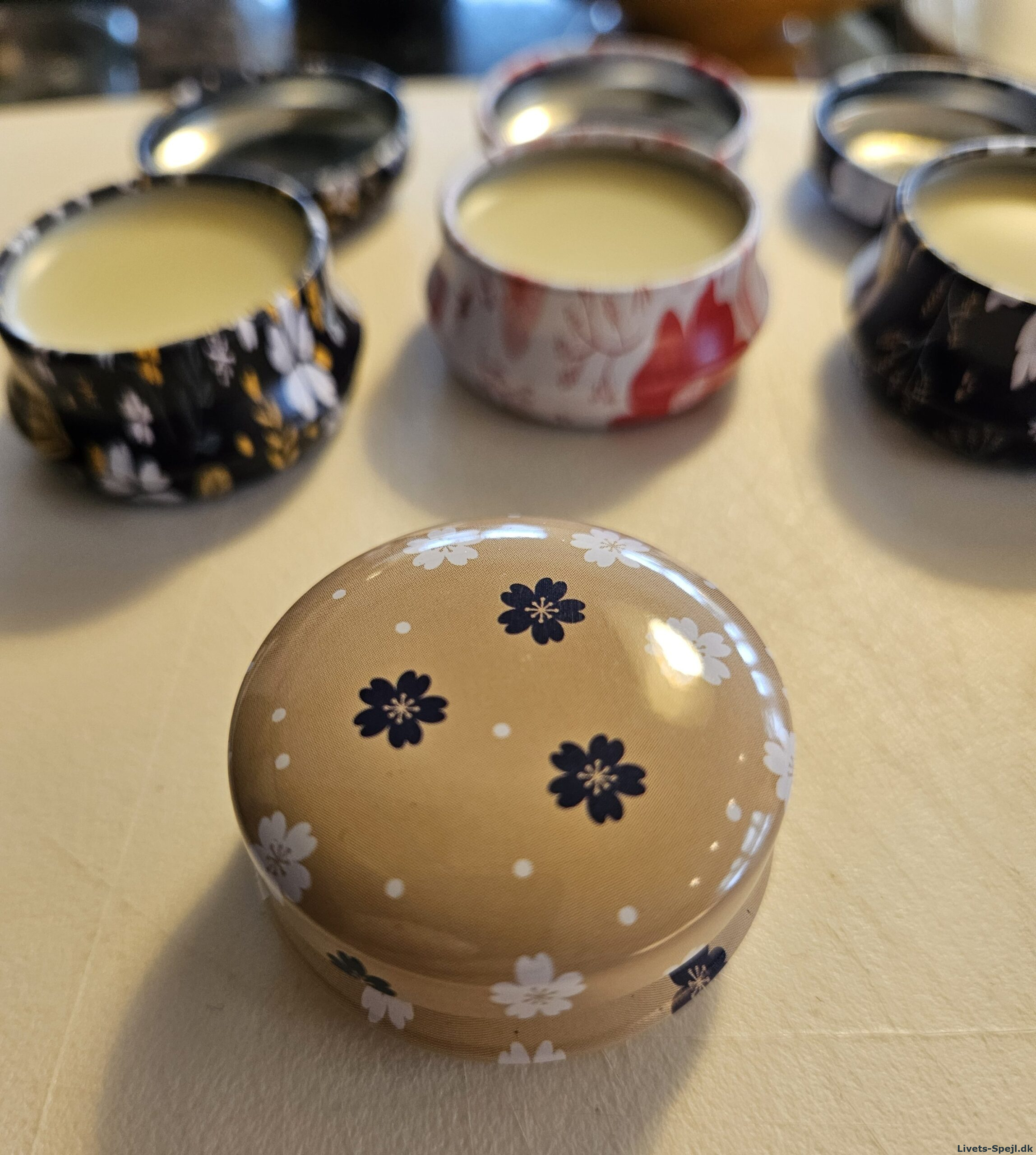 læbepomade i metaldåse